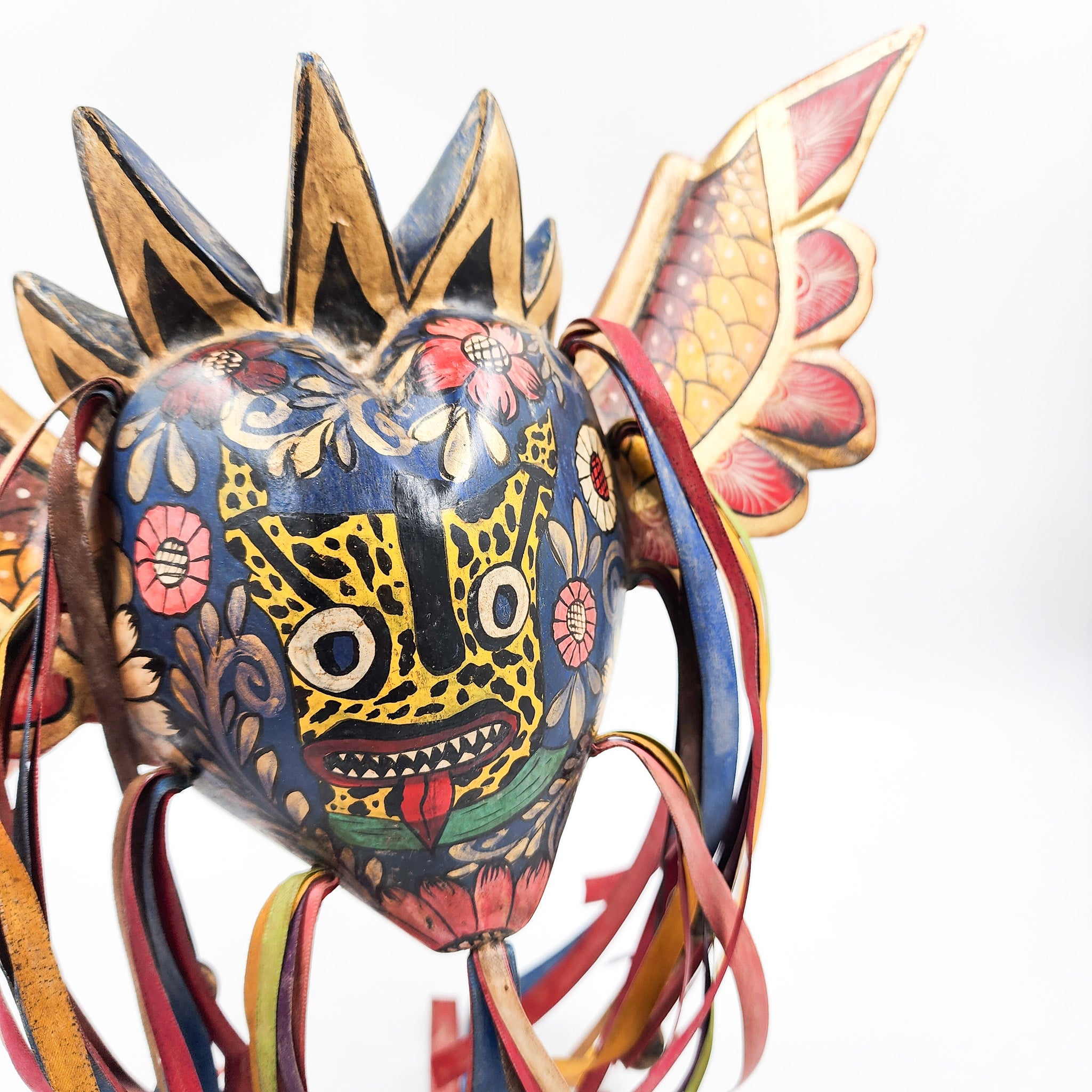 Corazón Tecuán con alas de madera