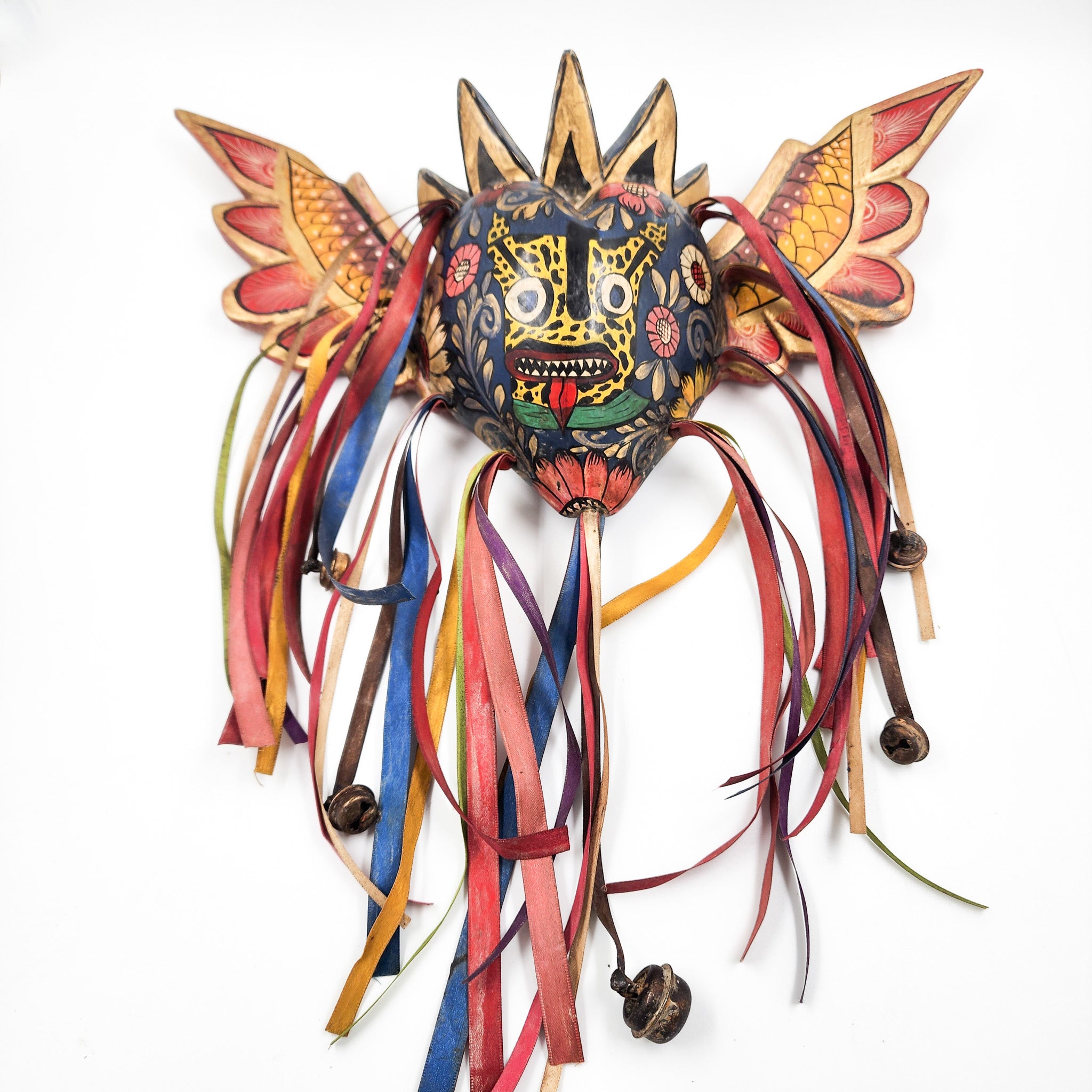 Corazón Tecuán con alas de madera