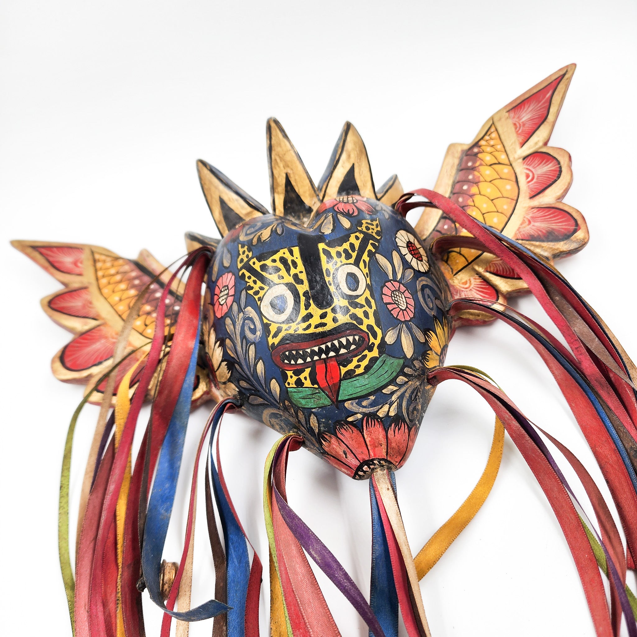 Corazón Tecuán con alas de madera