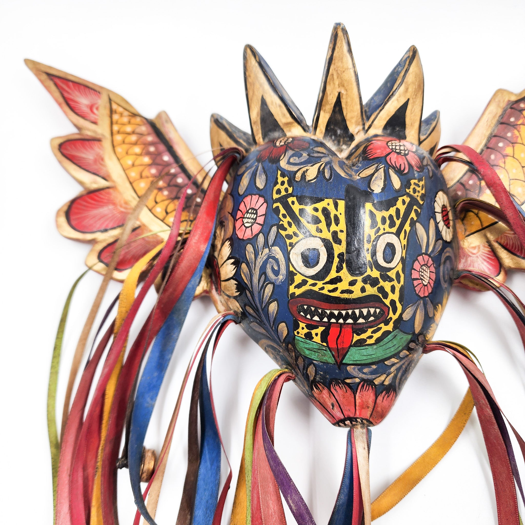 Corazón Tecuán con alas de madera