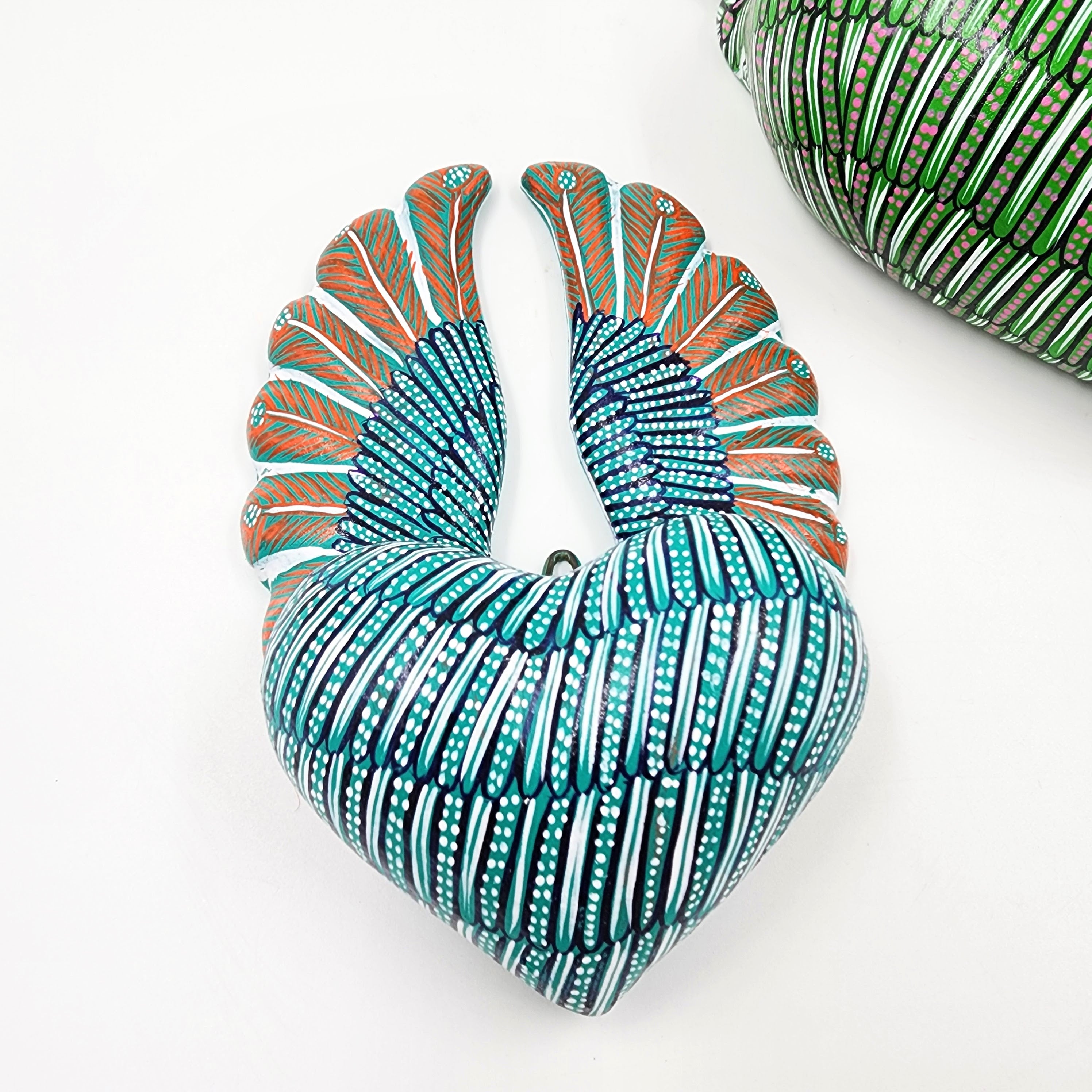Corazones con alas artesanales de barro