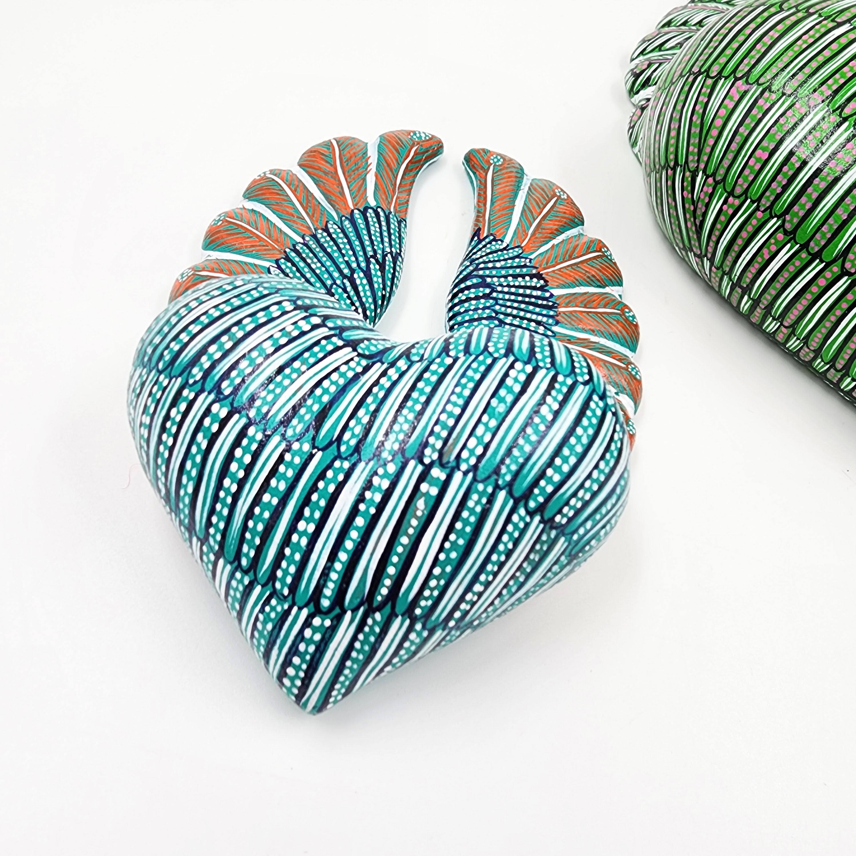 Corazones con alas artesanales de barro