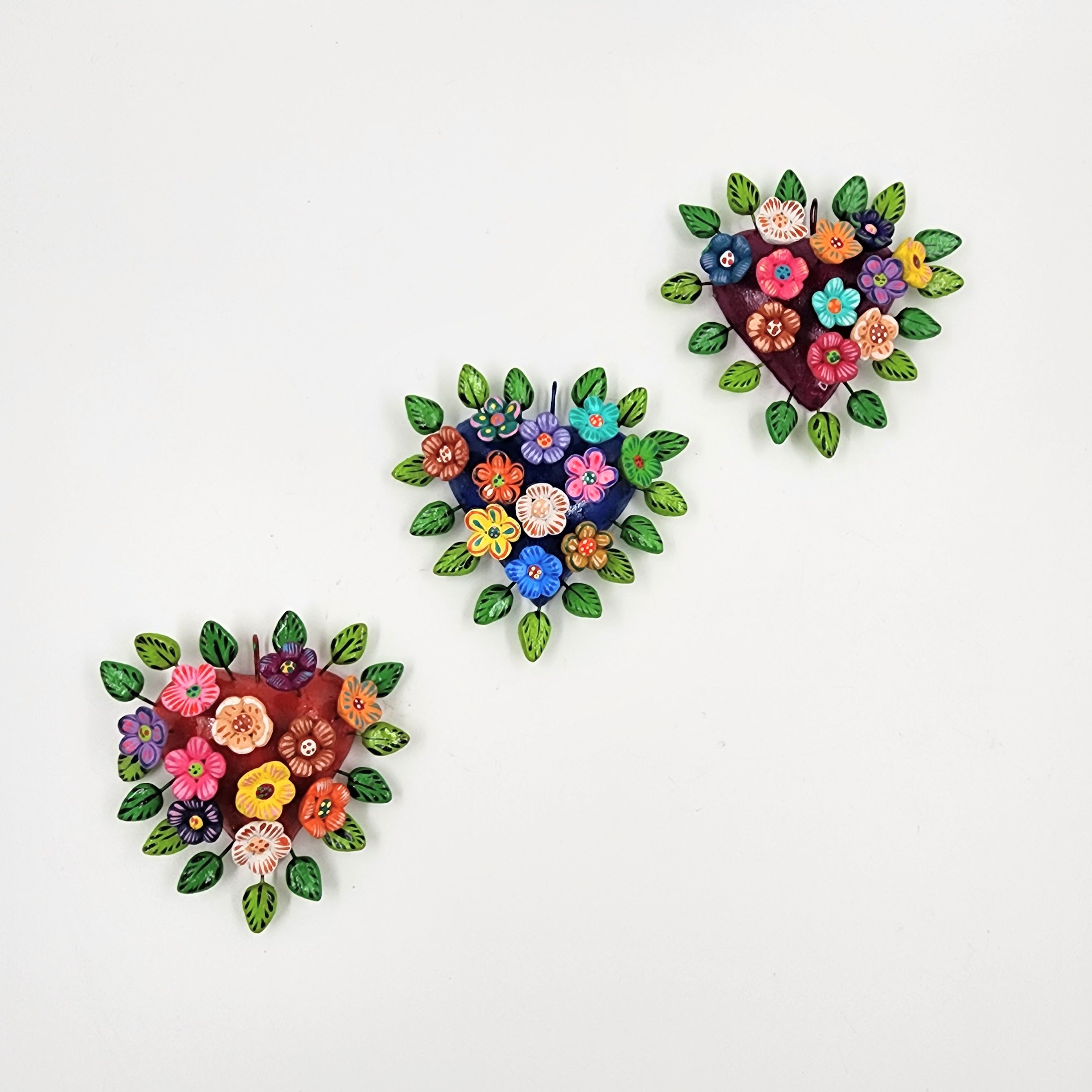 Corazones chicos con flores de Barro Betus artesanal