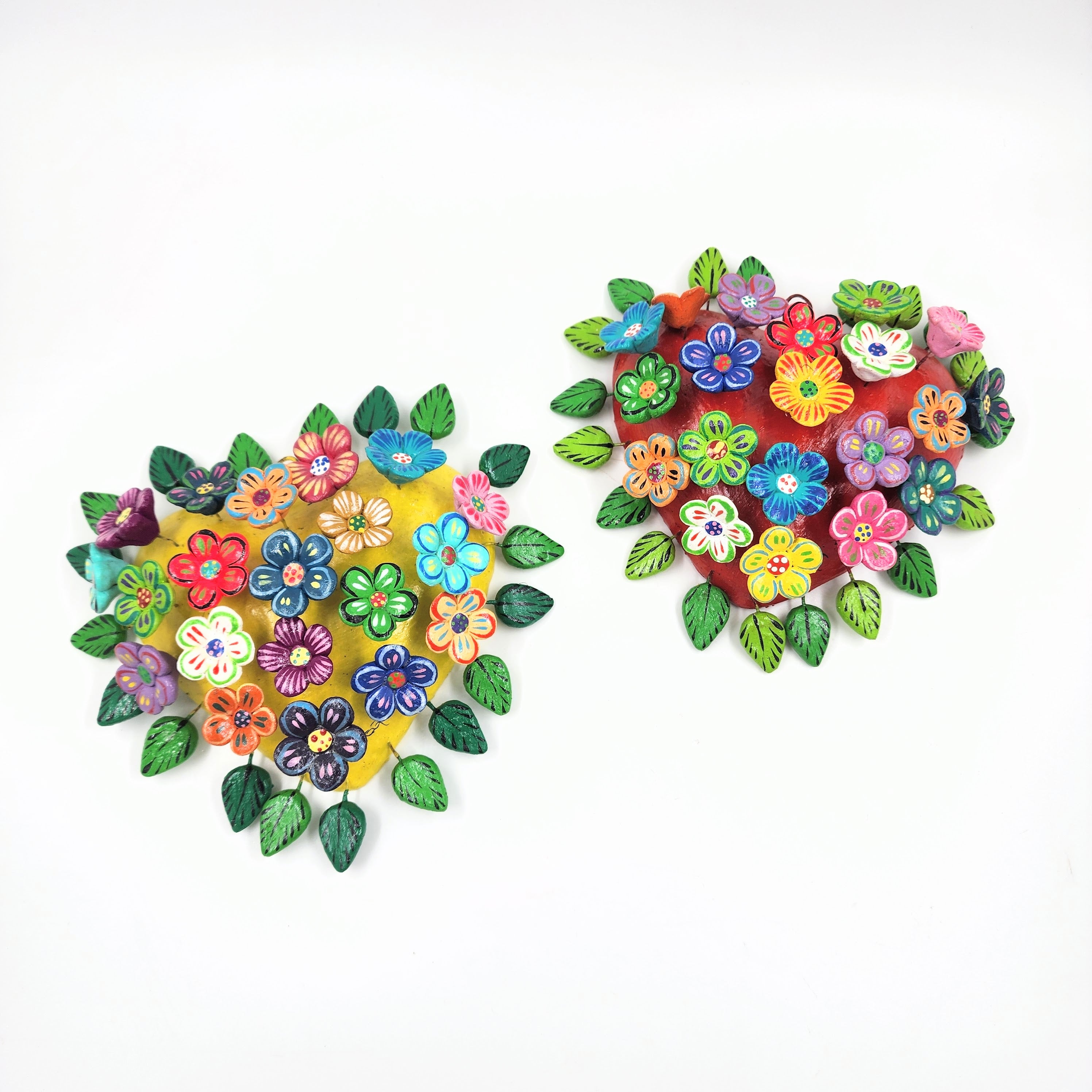 Corazón mediano con flores de Barro Betus artesanal