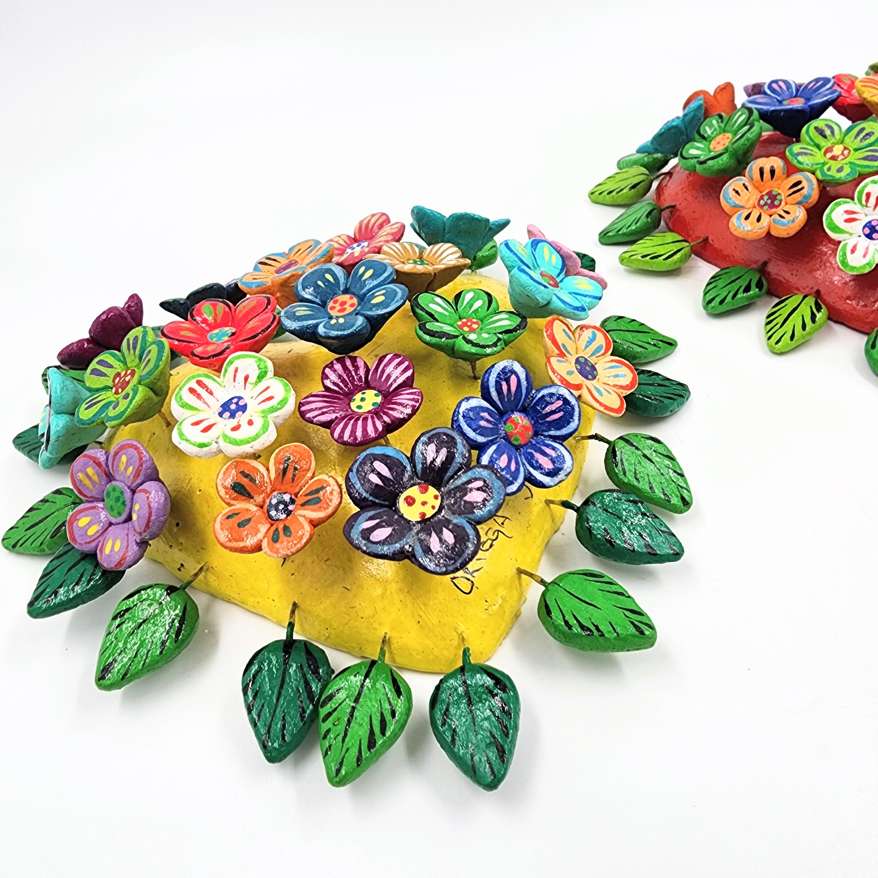 Corazón mediano con flores de Barro Betus artesanal