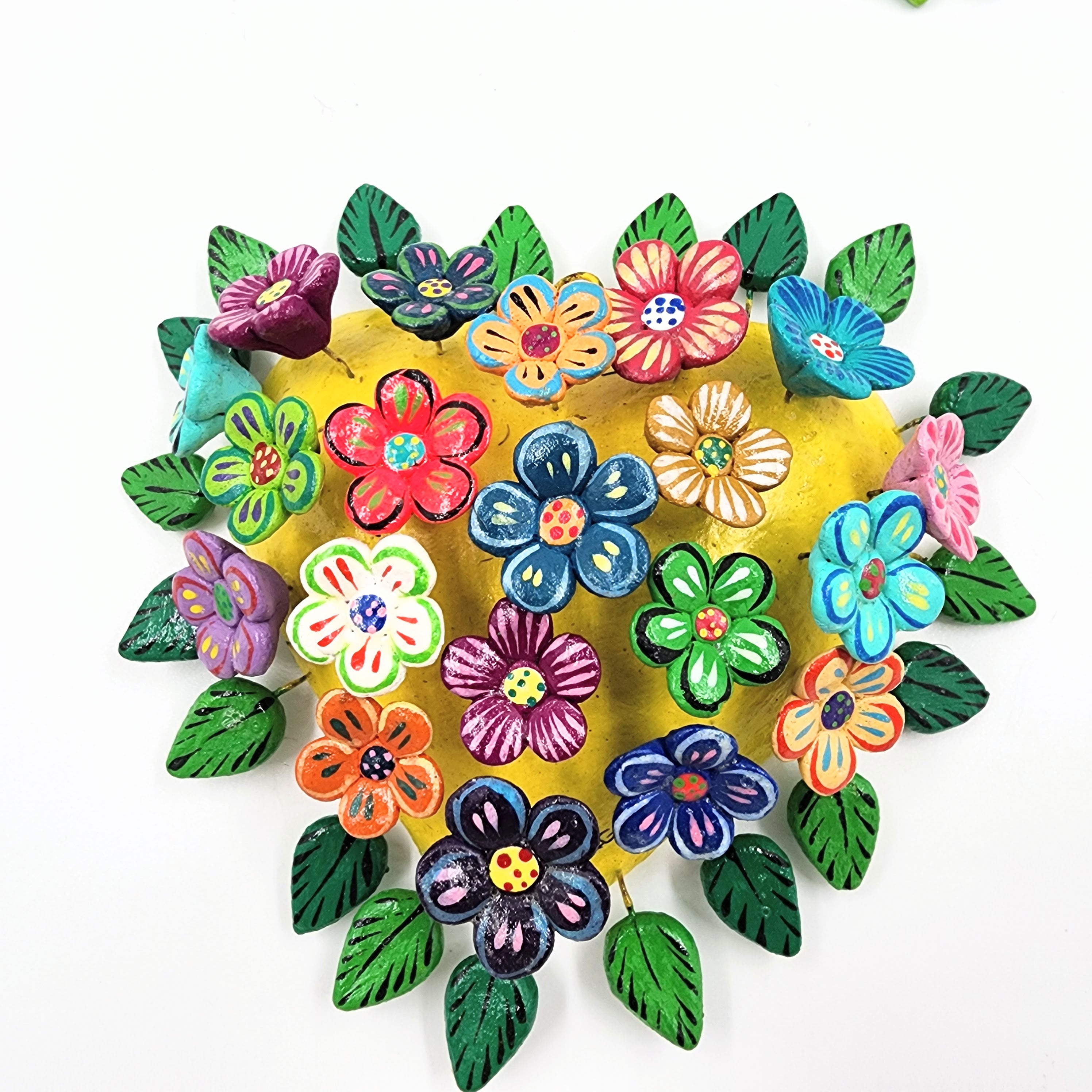 Corazón mediano con flores de Barro Betus artesanal
