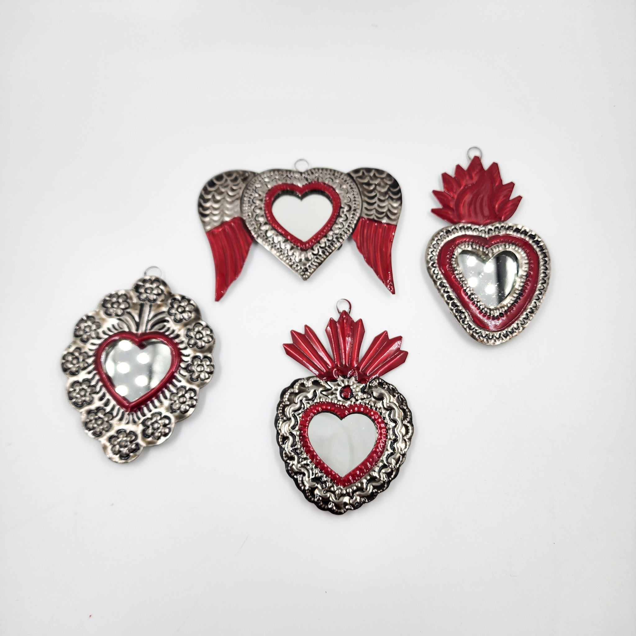 Corazón espejo de hojalata repujada