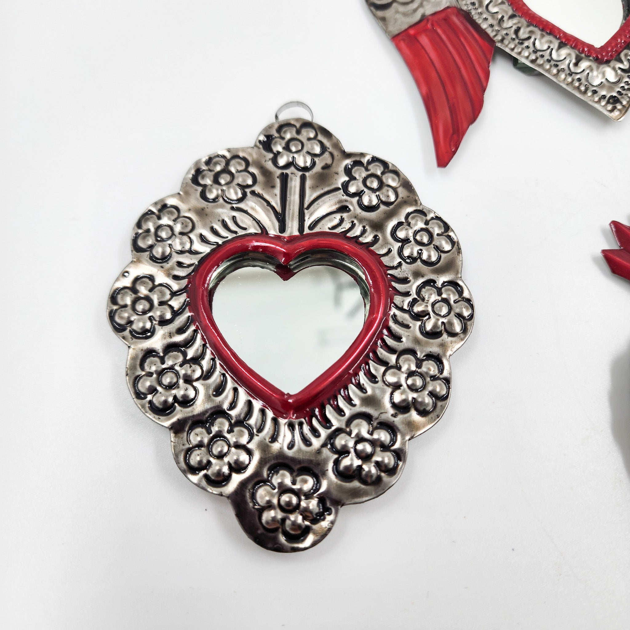 Corazón espejo de hojalata repujada