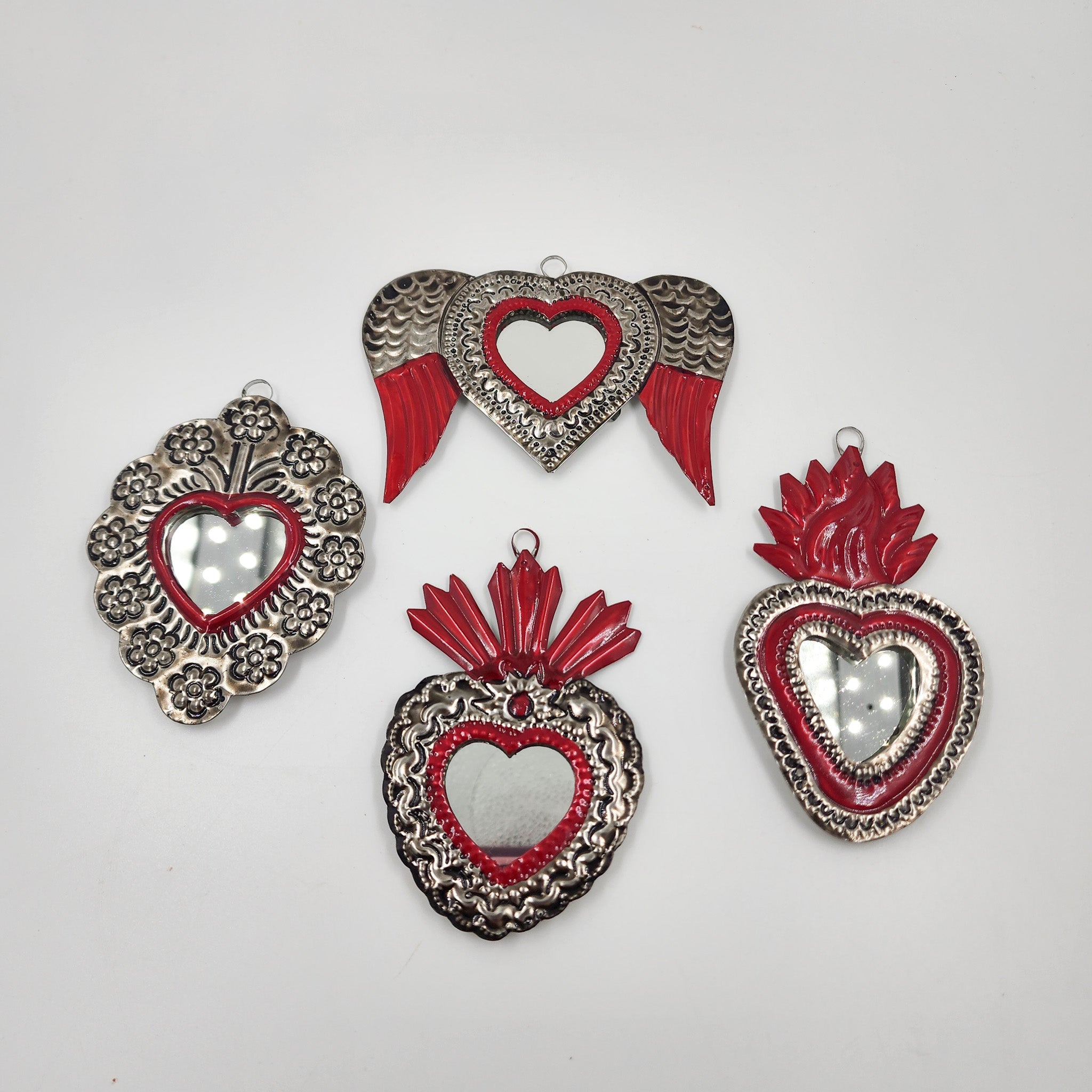 Corazón espejo de hojalata repujada