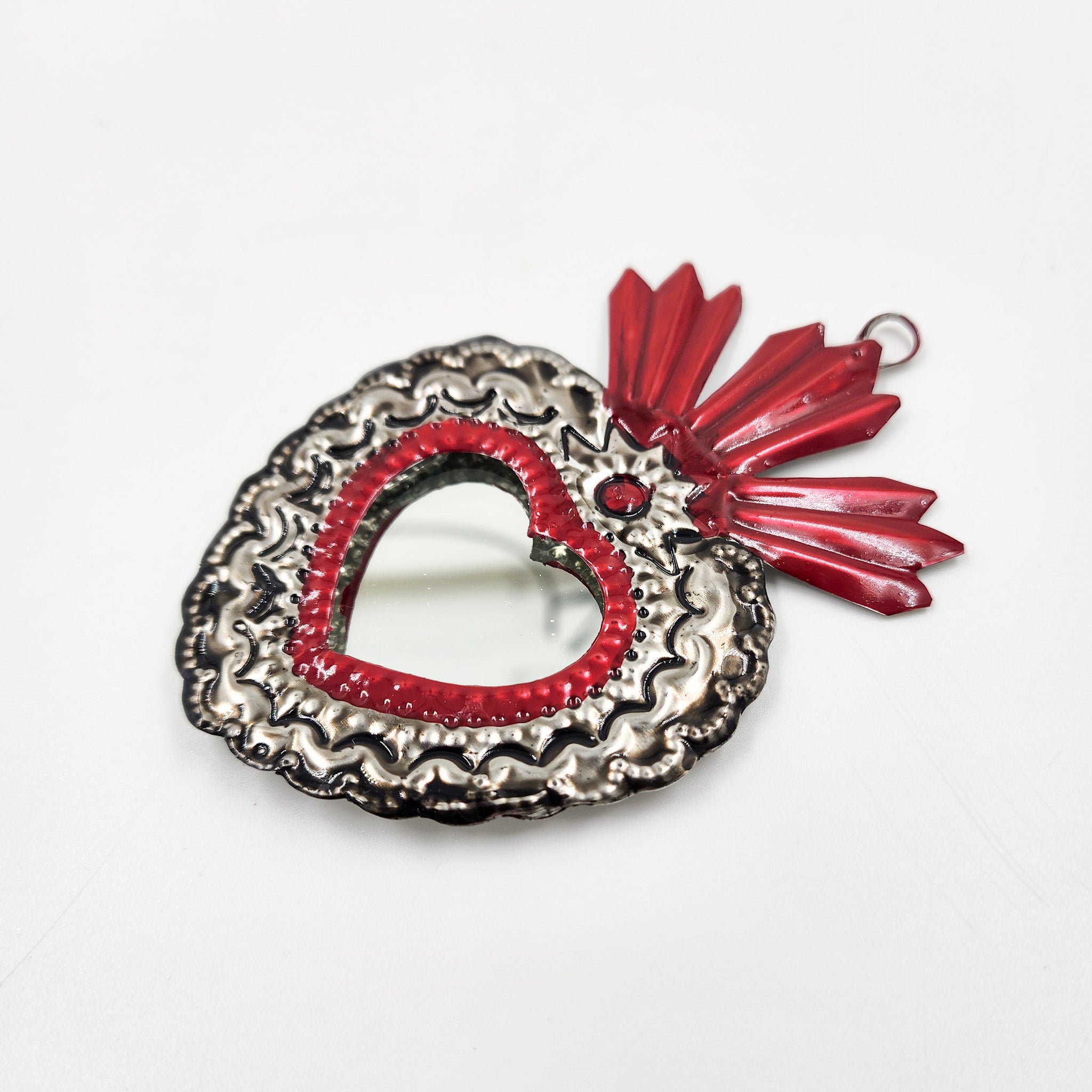 Corazón espejo de hojalata repujada