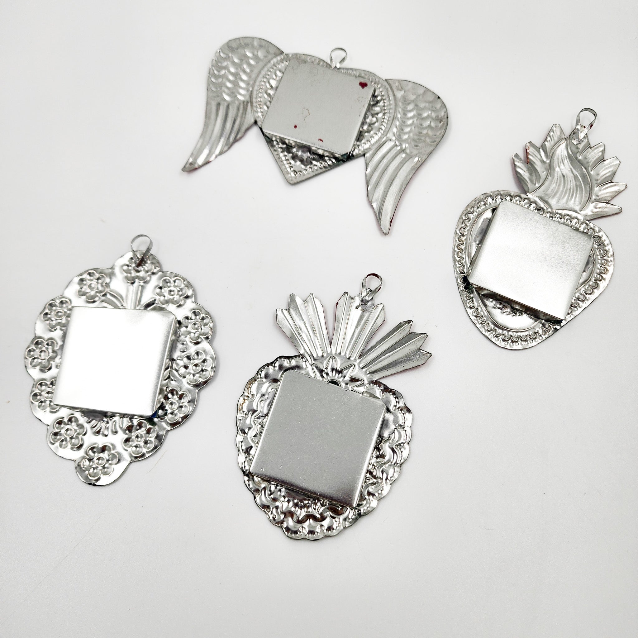 Corazón espejo de hojalata repujada