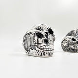 Cráneos de barro pintados a mano