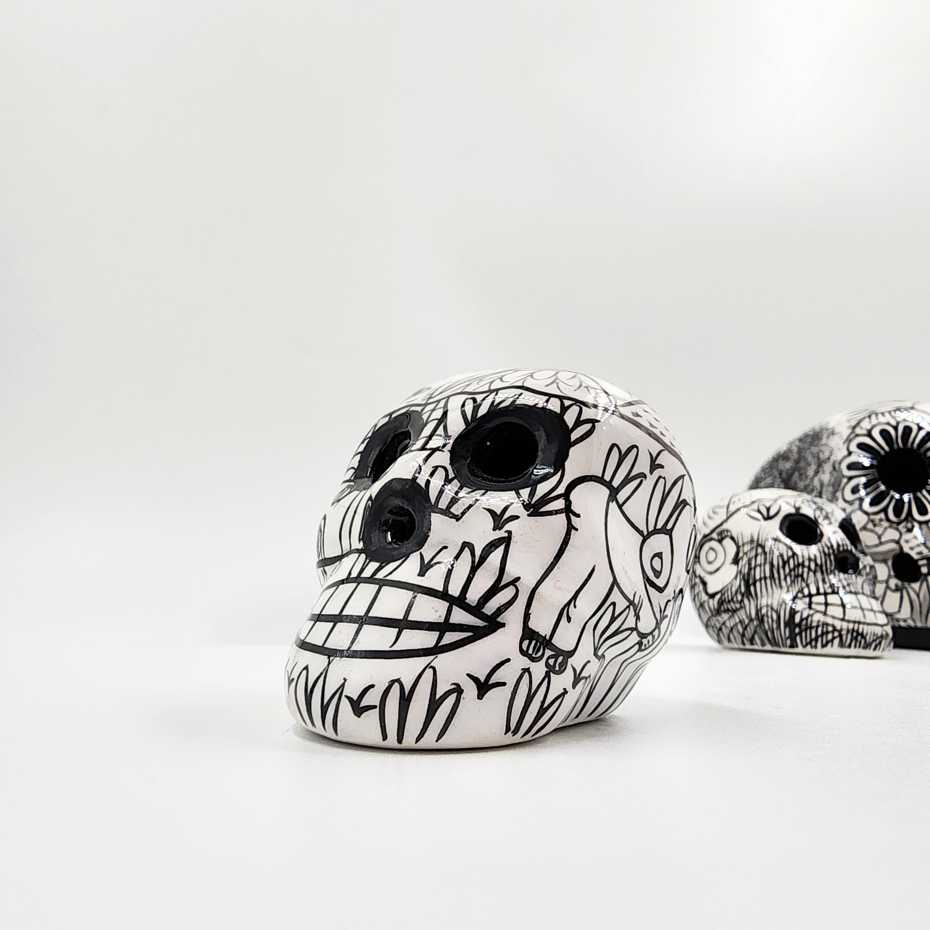 Cráneos de barro pintados a mano