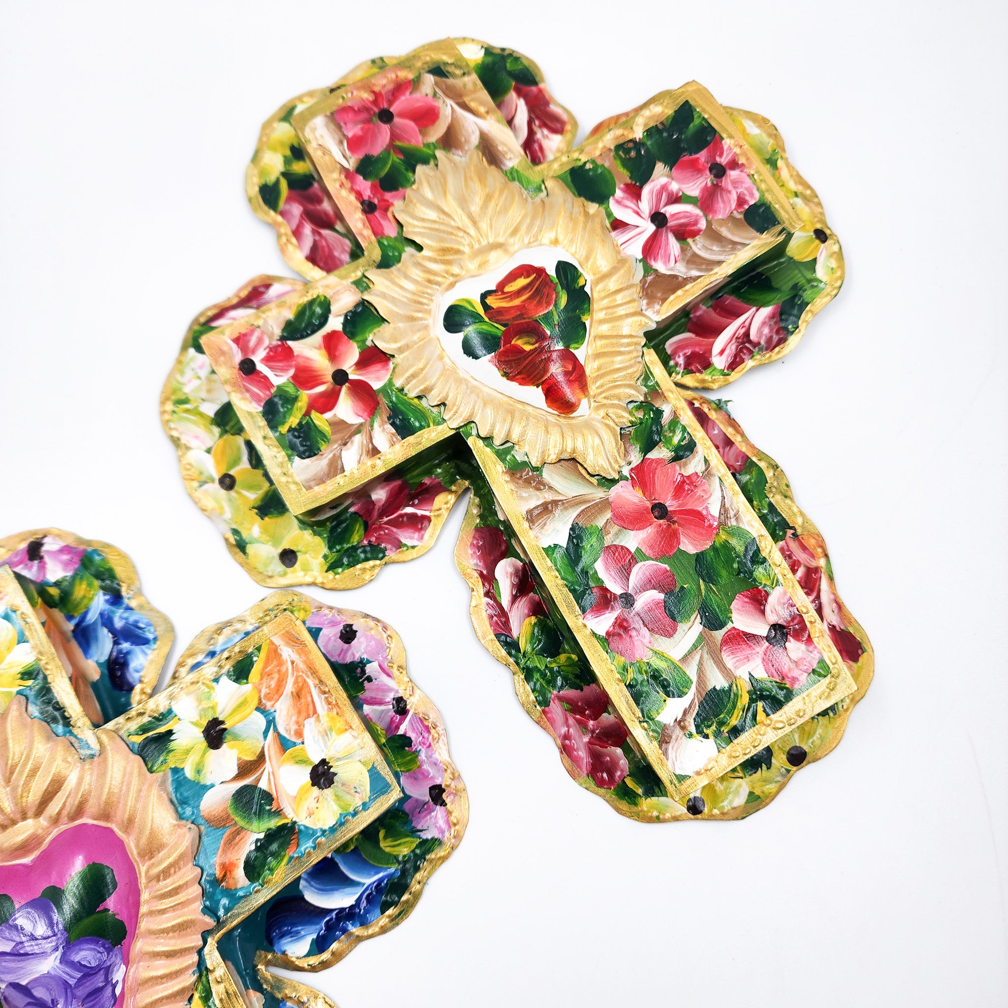 Cruz de hojalata pintada a mano con flores