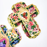 Cruz de hojalata pintada a mano con flores