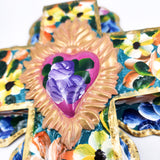Cruz de hojalata pintada a mano con flores