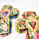 Cruz de hojalata pintada a mano con flores