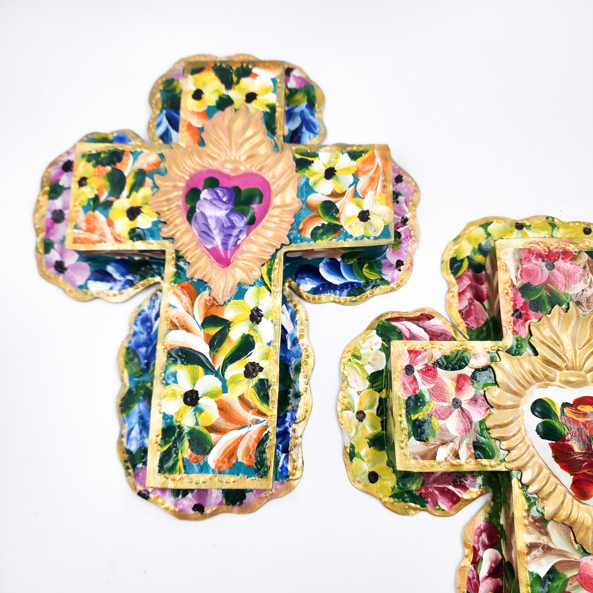 Cruz de hojalata pintada a mano con flores