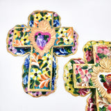 Cruz de hojalata pintada a mano con flores