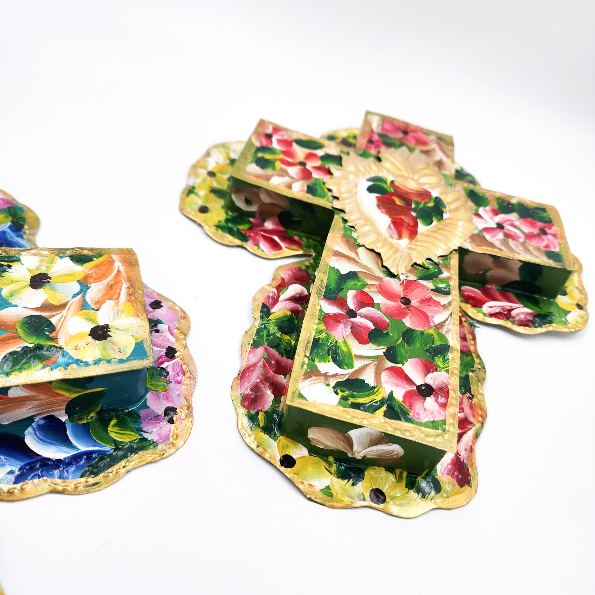 Cruz de hojalata pintada a mano con flores