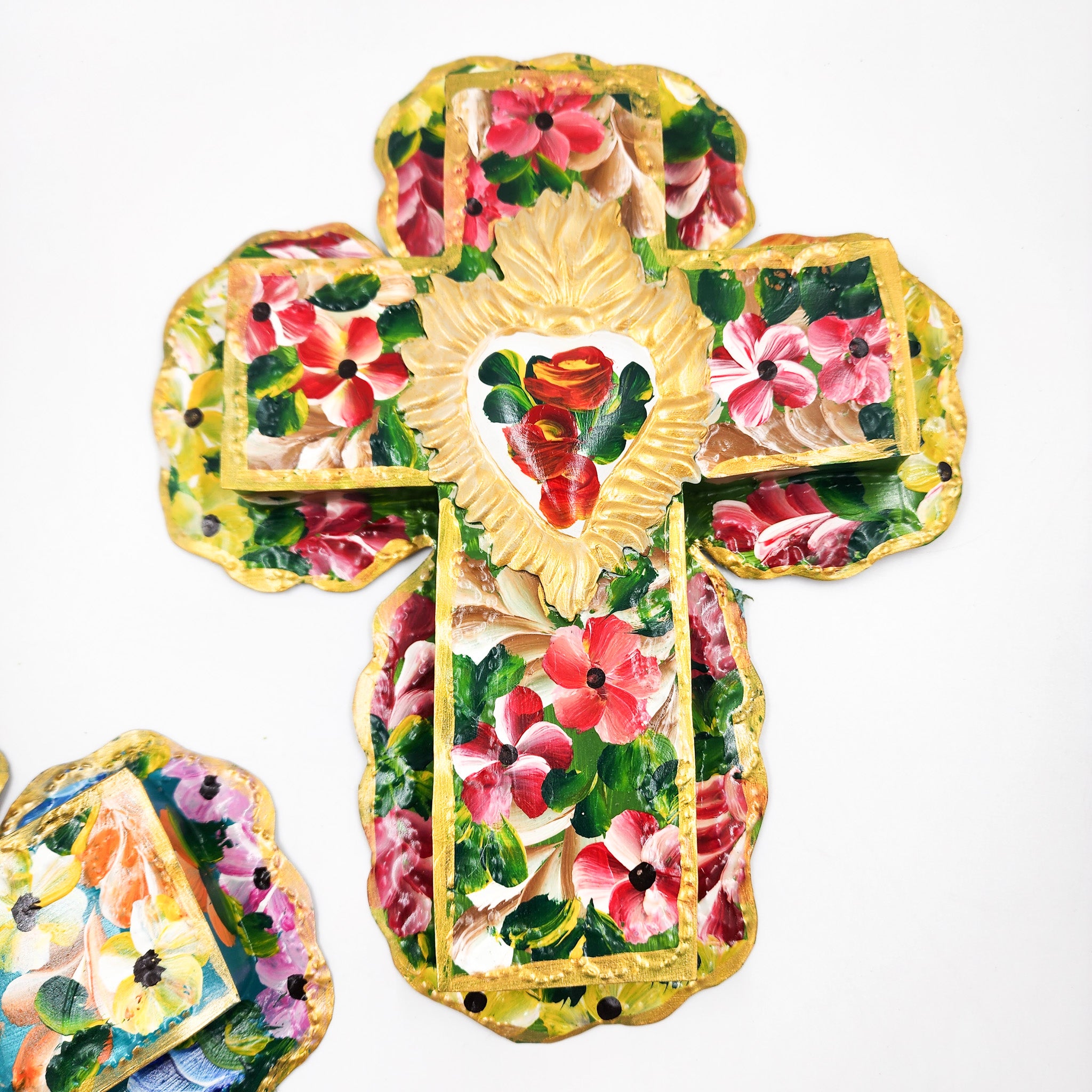 Cruz de hojalata pintada a mano con flores