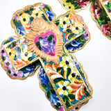 Cruz de hojalata pintada a mano con flores