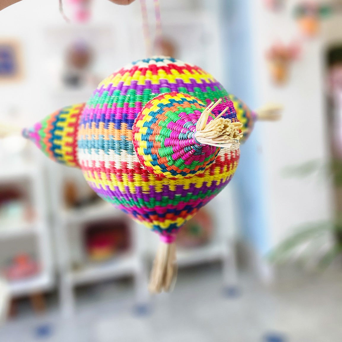 Piñata artesanal de jipijapa multicolor