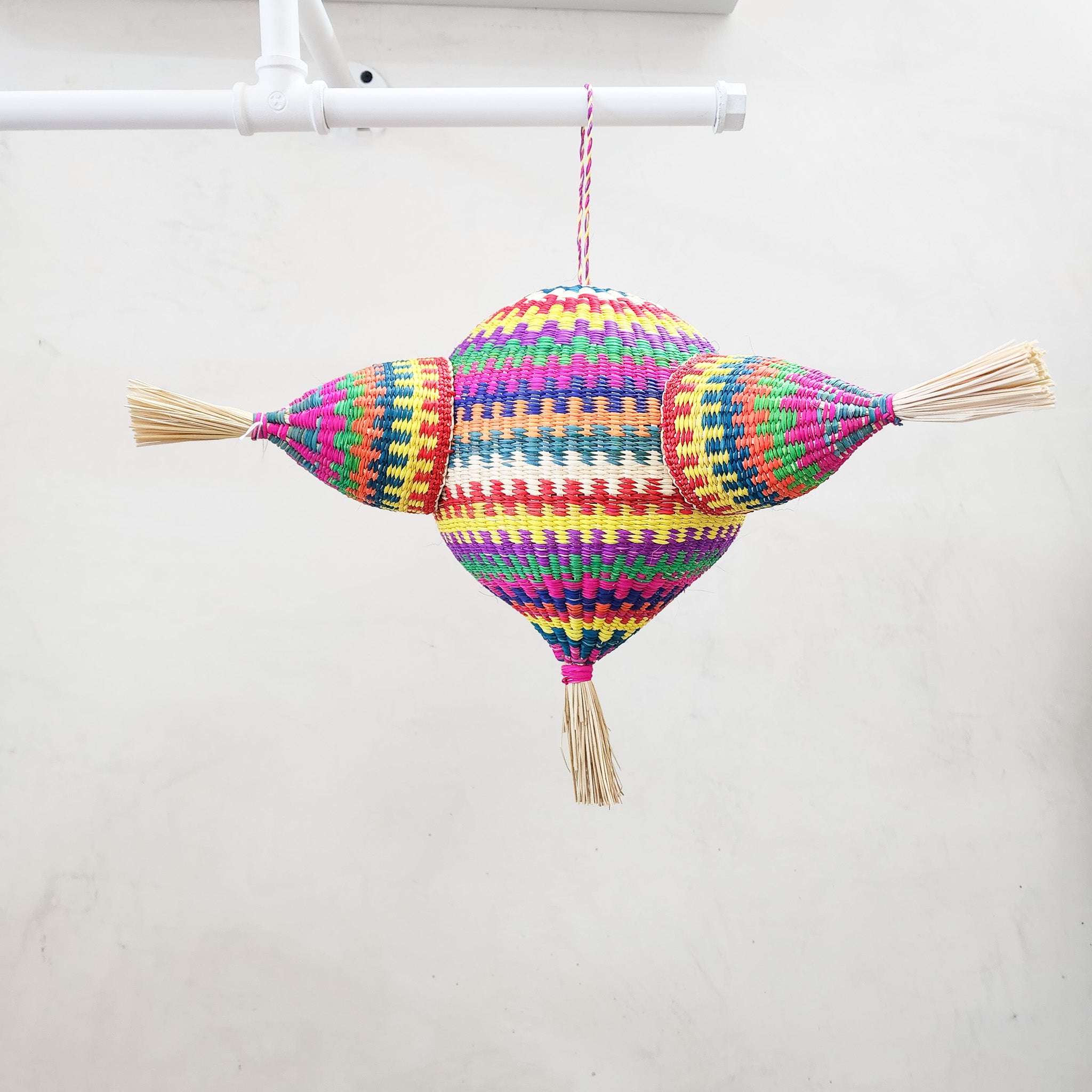 Piñata artesanal de jipijapa multicolor