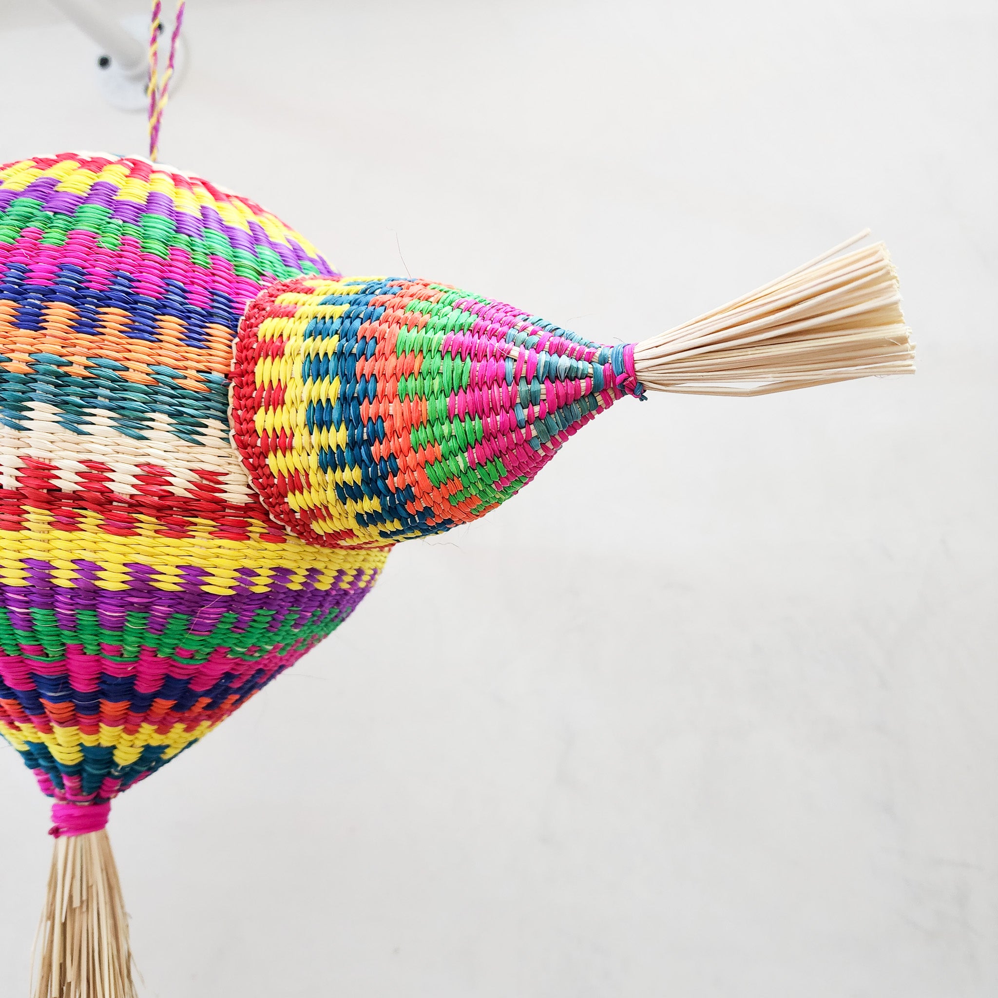 Piñata artesanal de jipijapa multicolor