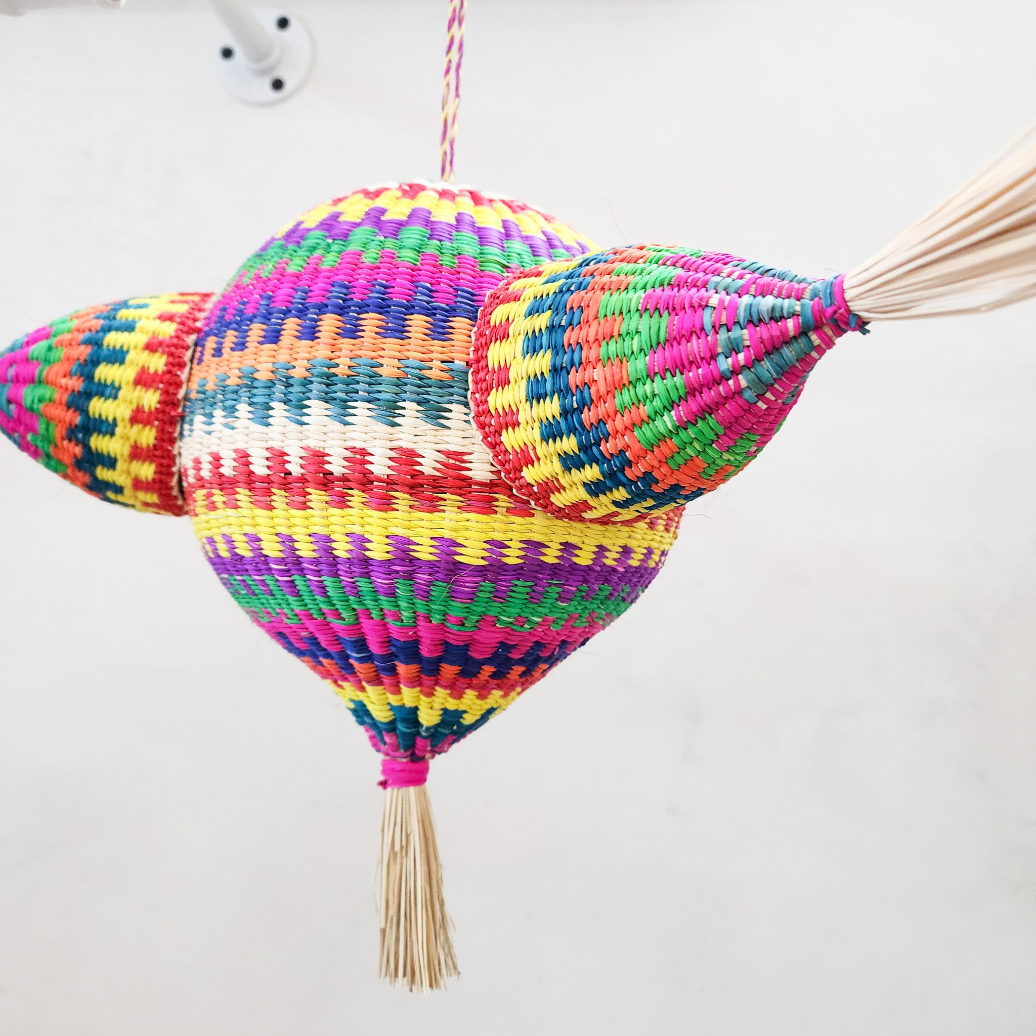 Piñata artesanal de jipijapa multicolor