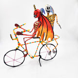 Diablito y calaquita monarca en bici - papel maché y alambre