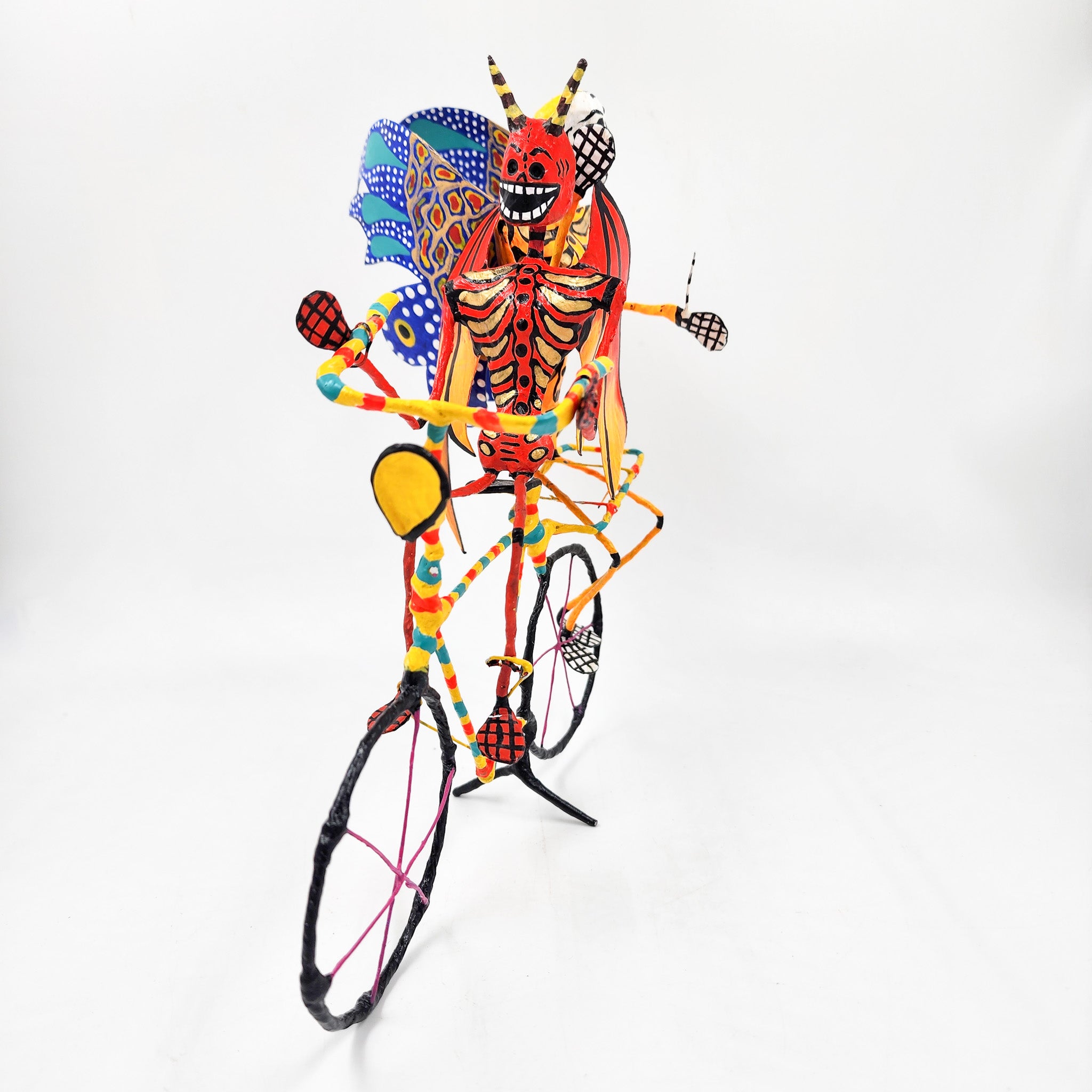 Diablito y calaquita monarca en bici - papel maché y alambre