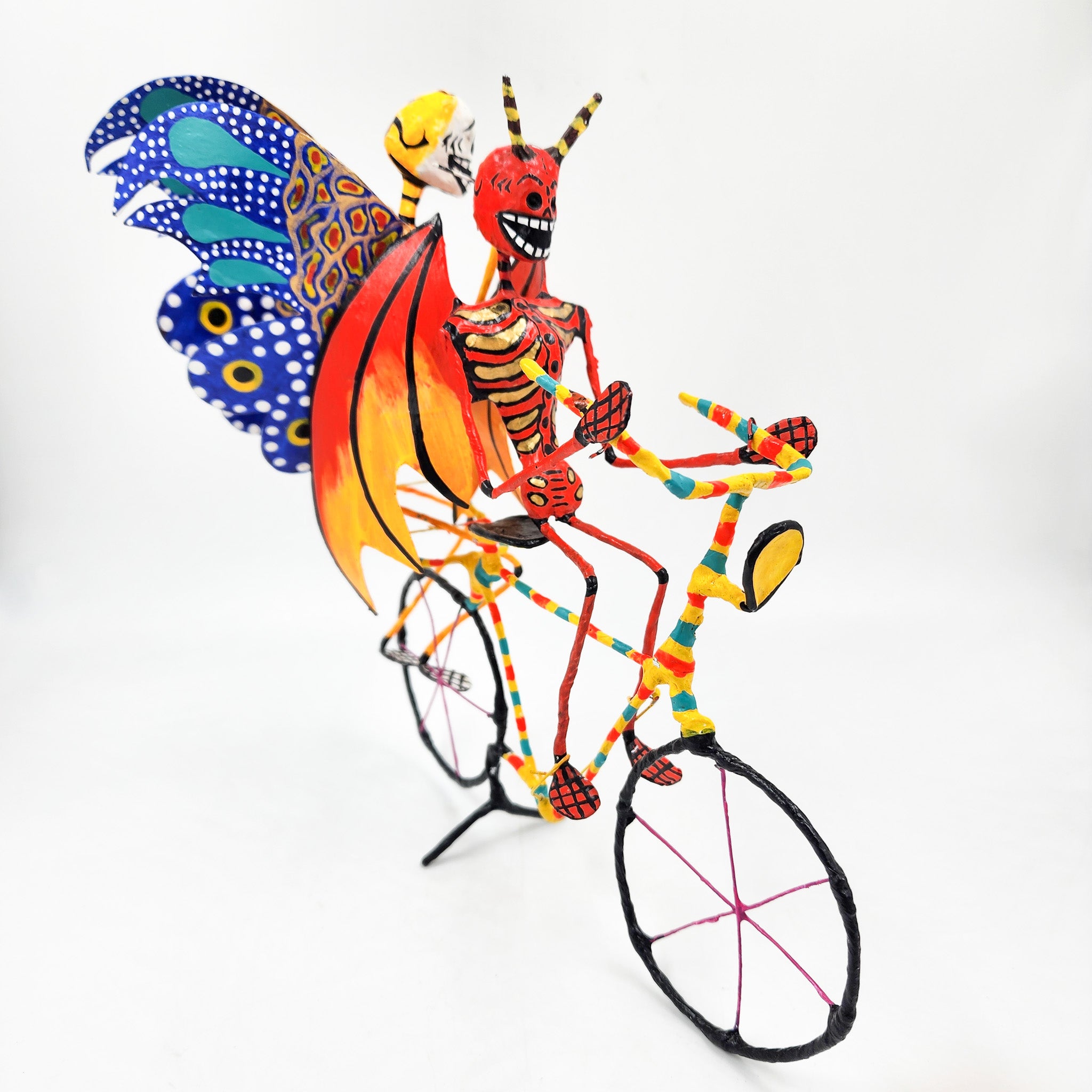 Diablito y calaquita monarca en bici - papel maché y alambre