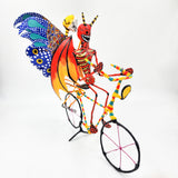 Diablito y calaquita monarca en bici - papel maché y alambre