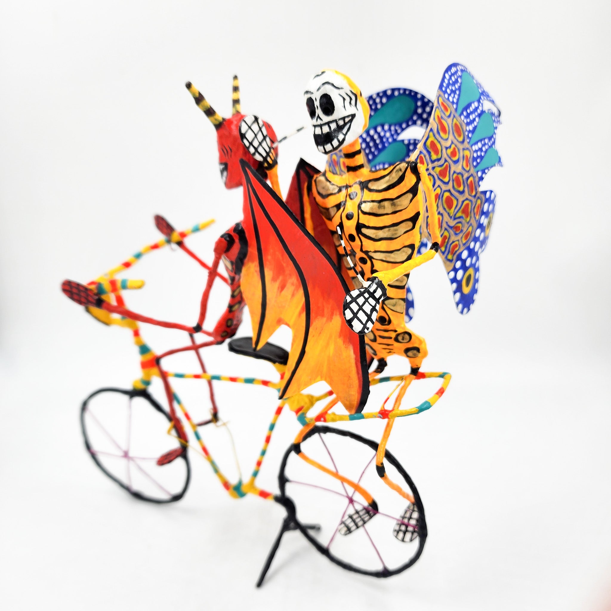 Diablito y calaquita monarca en bici - papel maché y alambre