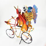 Diablito y calaquita monarca en bici - papel maché y alambre