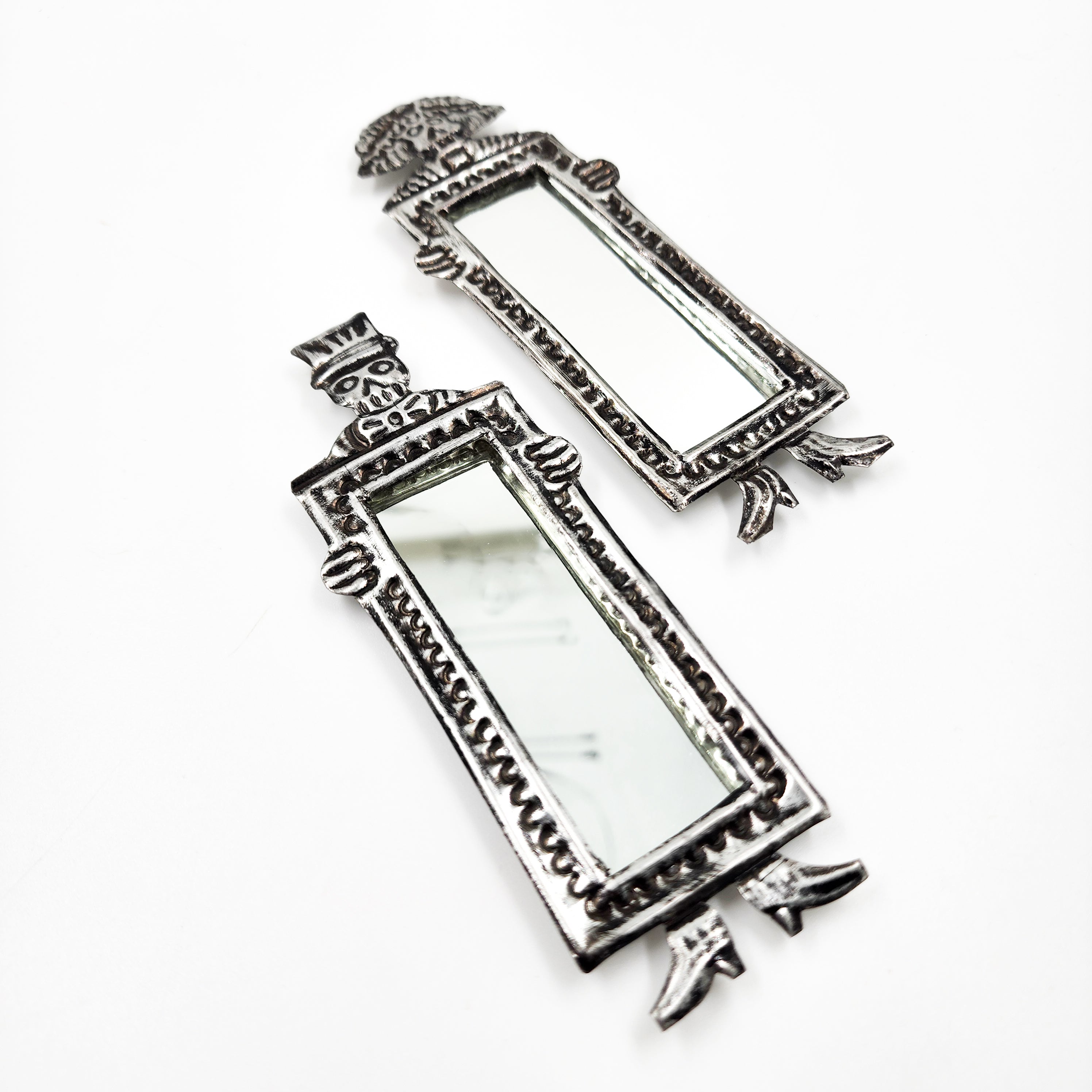 Espejos chicos Catrines de hojalata repujada