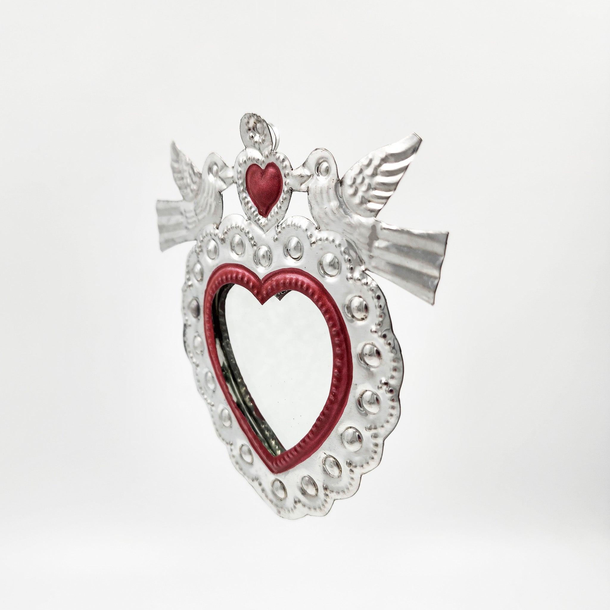 Corazón espejo con palomas de hojalata repujada