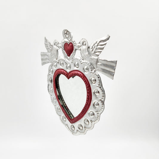 Corazón espejo con palomas de hojalata repujada