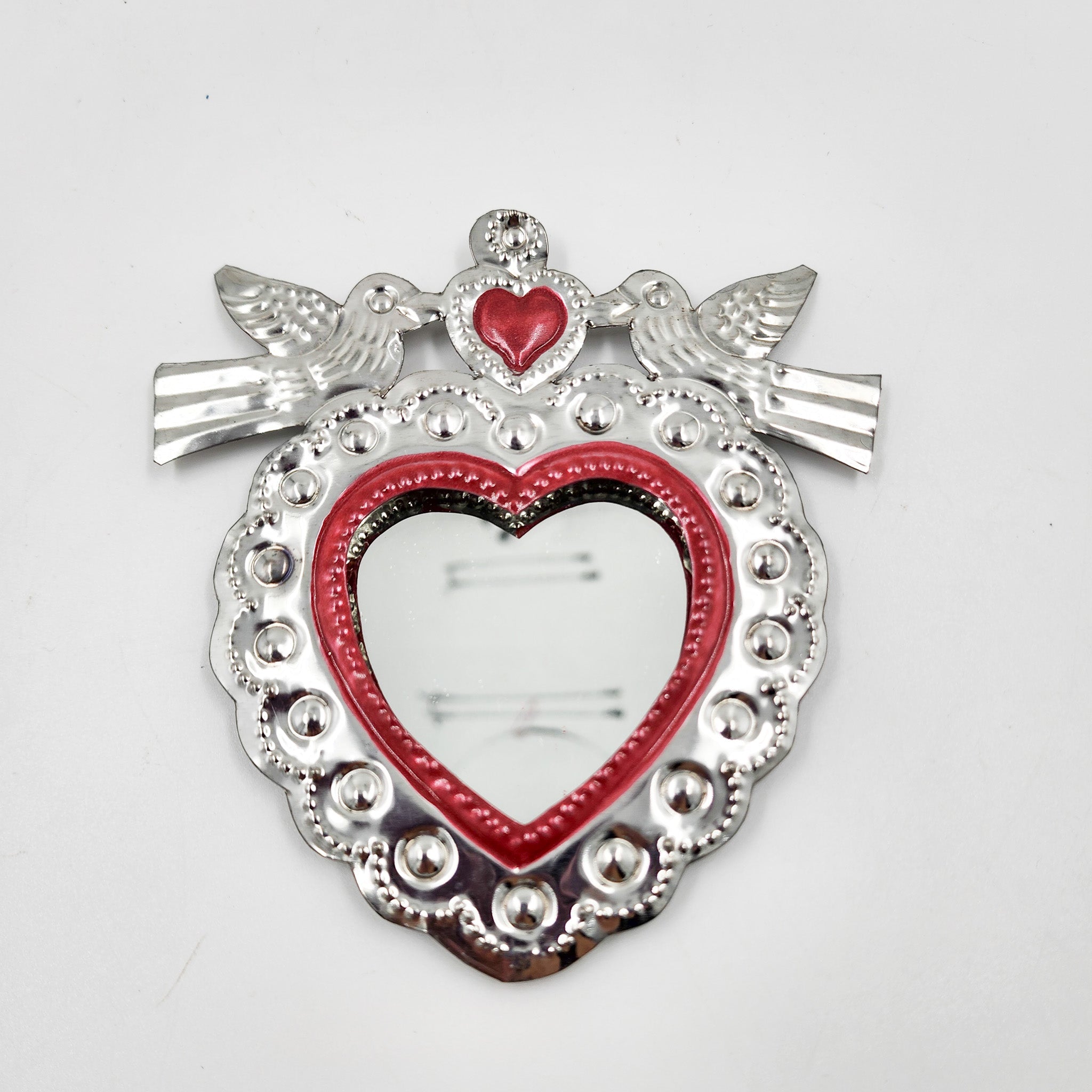 Corazón espejo con palomas de hojalata repujada