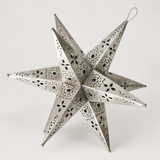 Estrellas de hojalata con canicas