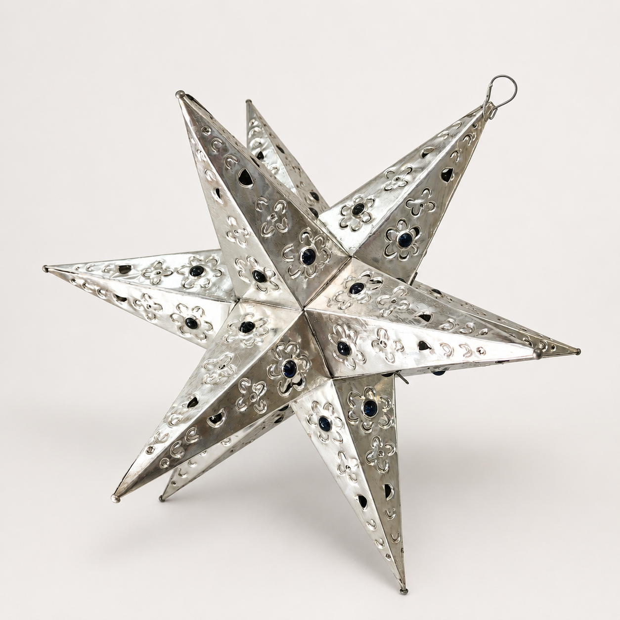 Estrellas de hojalata con canicas