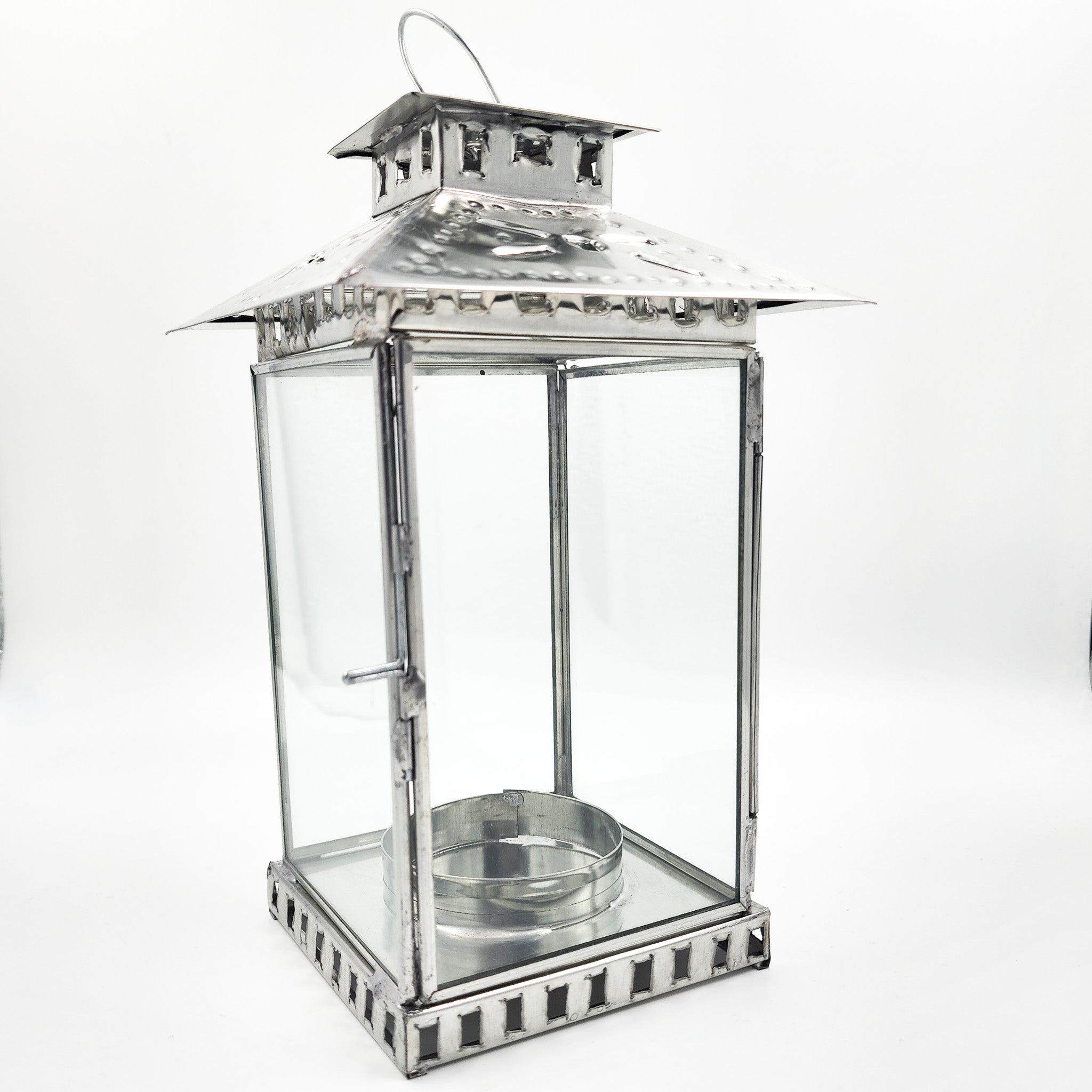 Farol artesanal de hojalata repujada con vidrio