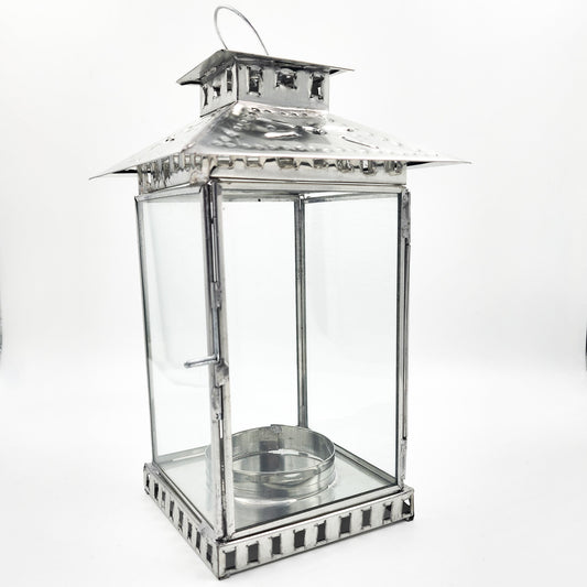 Farol artesanal de hojalata repujada con vidrio