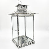 Farol artesanal de hojalata repujada con vidrio