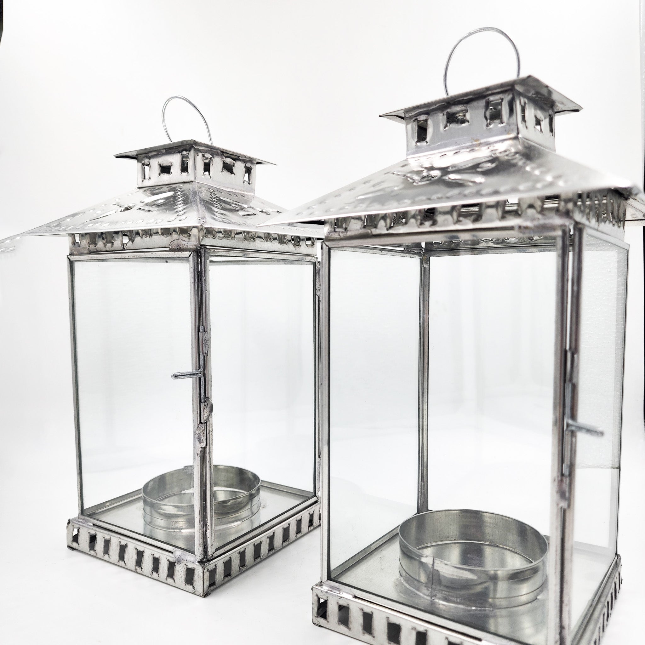 Farol artesanal de hojalata repujada con vidrio