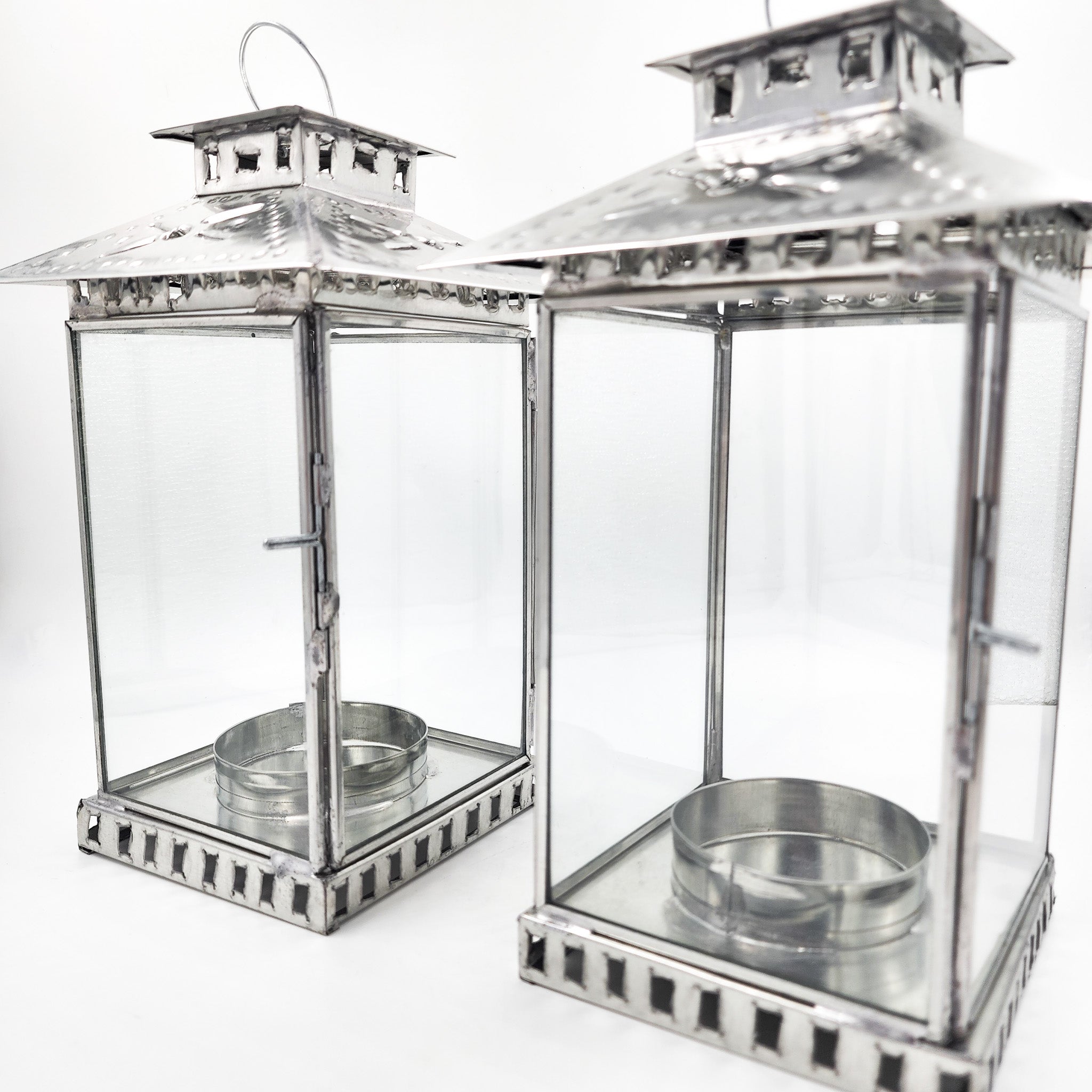 Farol artesanal de hojalata repujada con vidrio