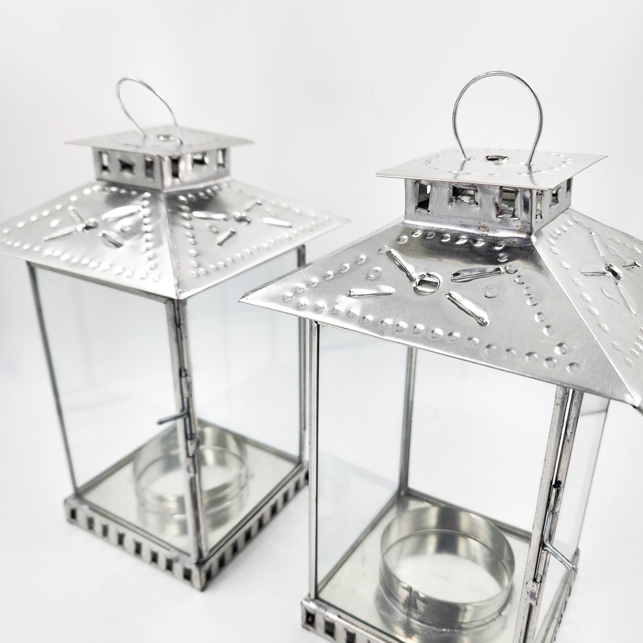 Farol artesanal de hojalata repujada con vidrio