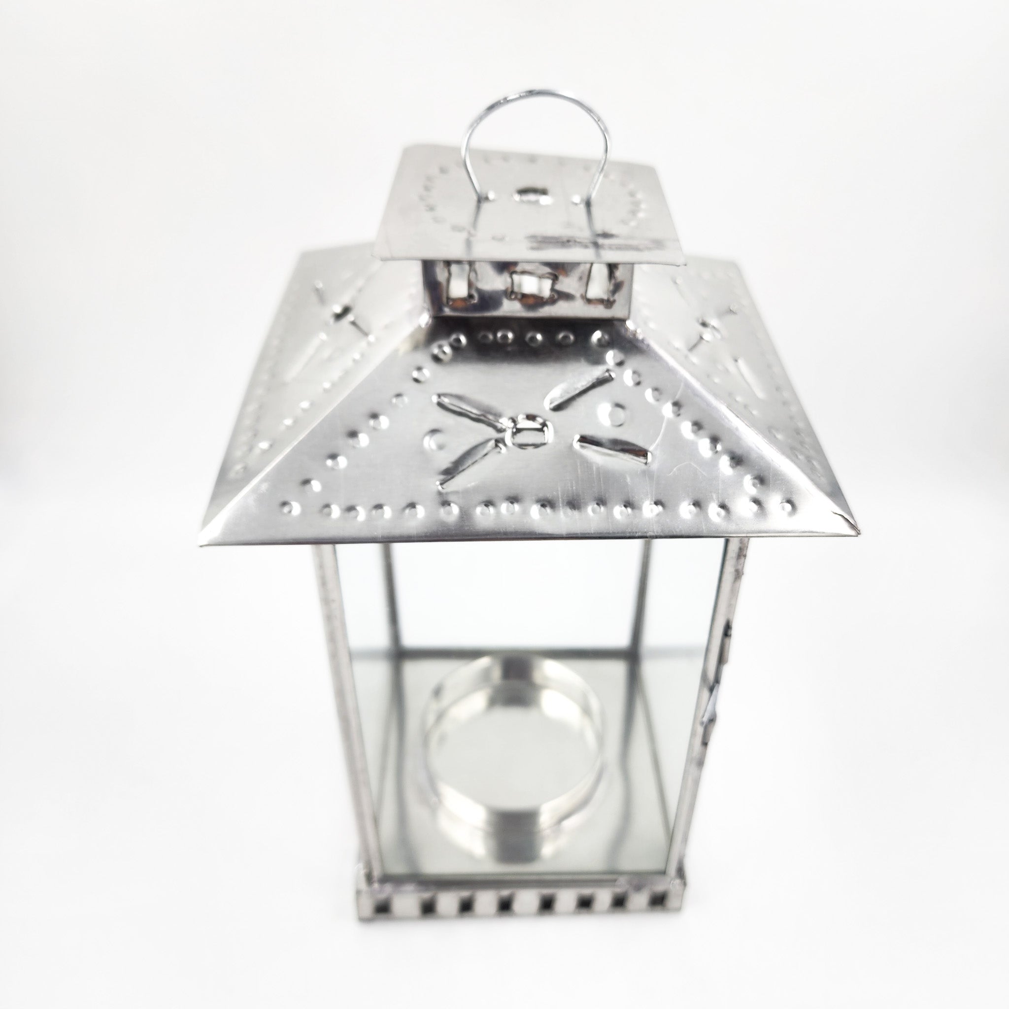 Farol artesanal de hojalata repujada con vidrio