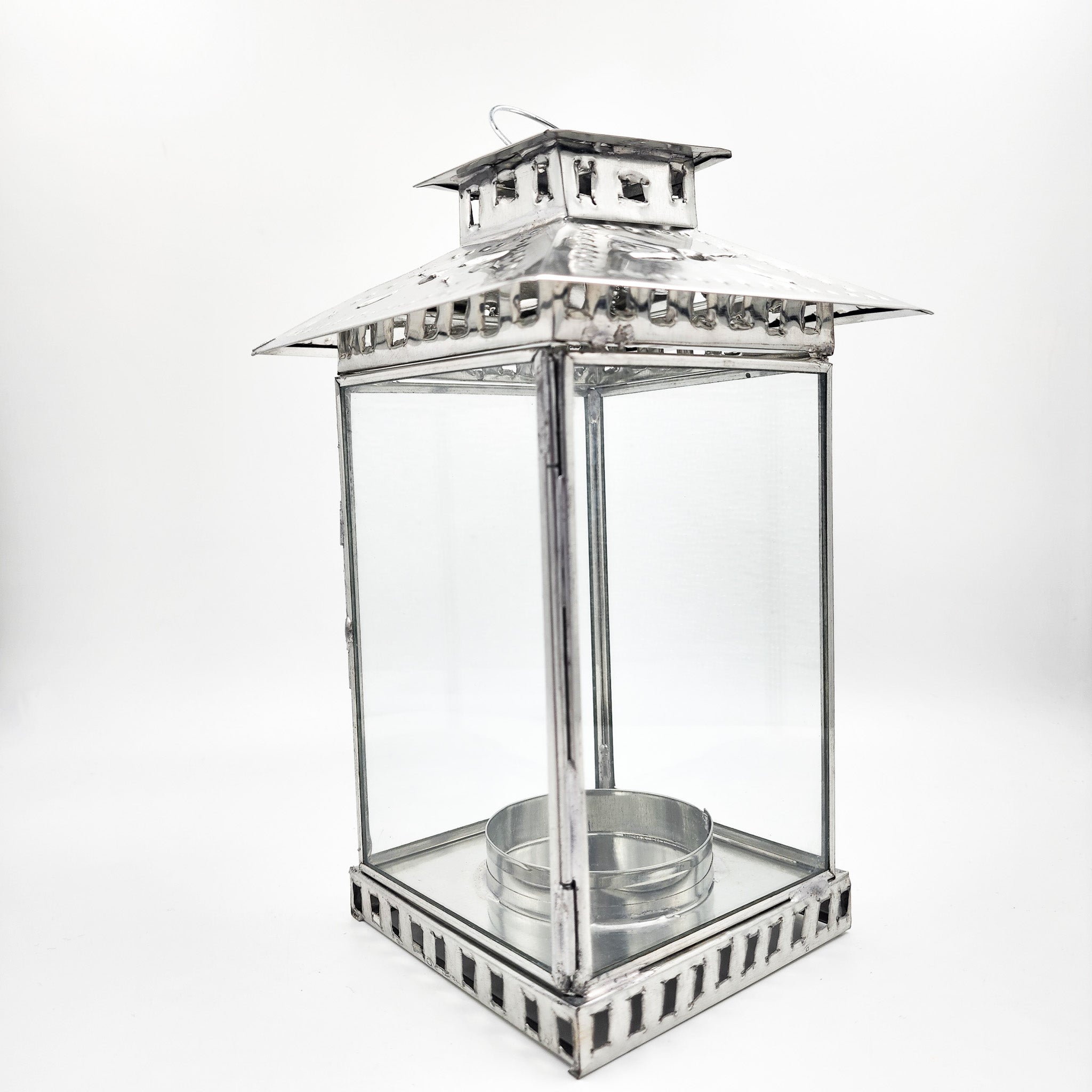 Farol artesanal de hojalata repujada con vidrio